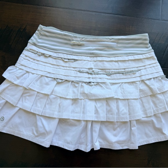 Rare lululemon athletica White and Gray Striped tennis Skirt - Picture 2 of 6